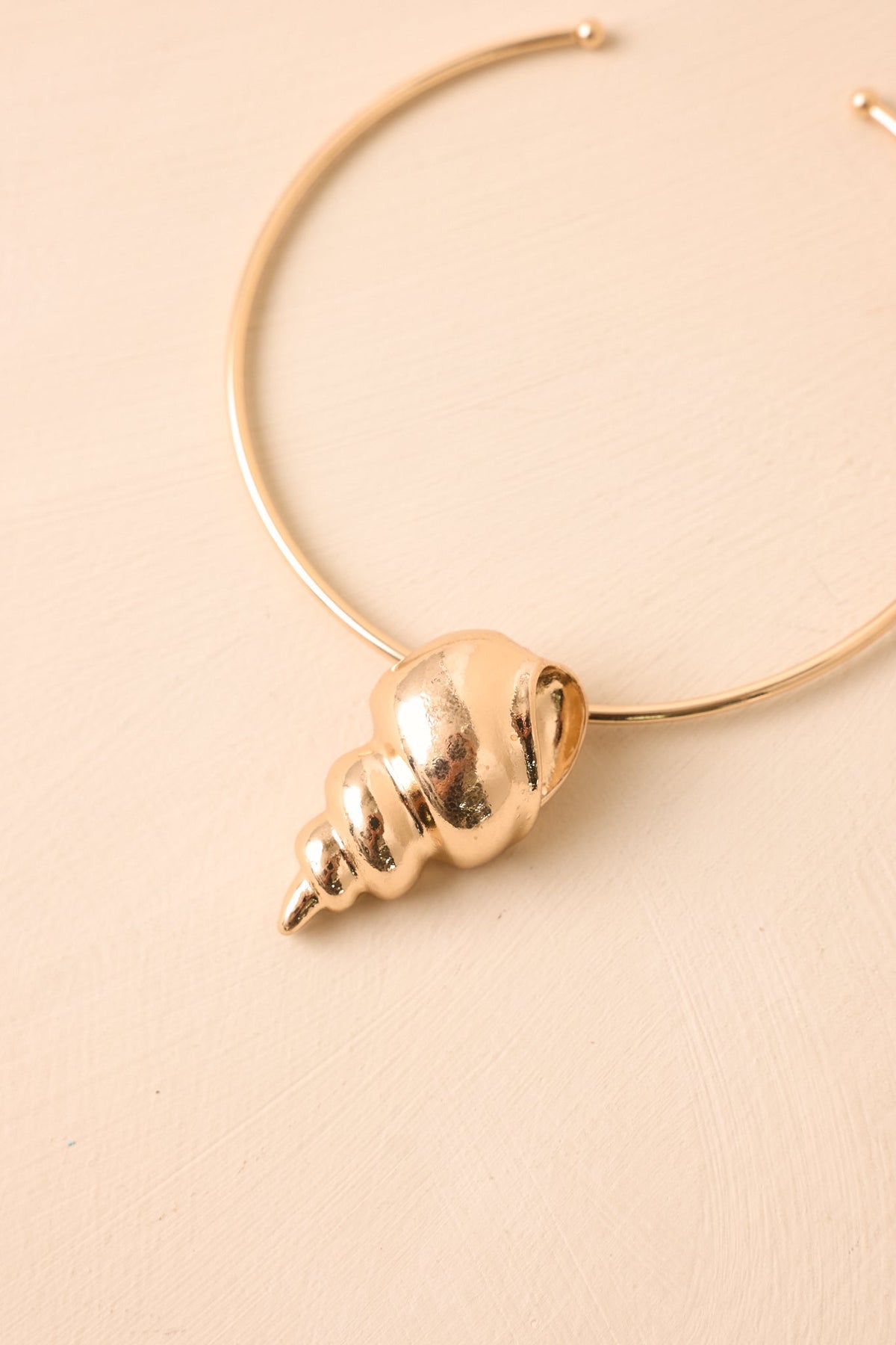 La Mer Charm Gold Shell Collar Necklace